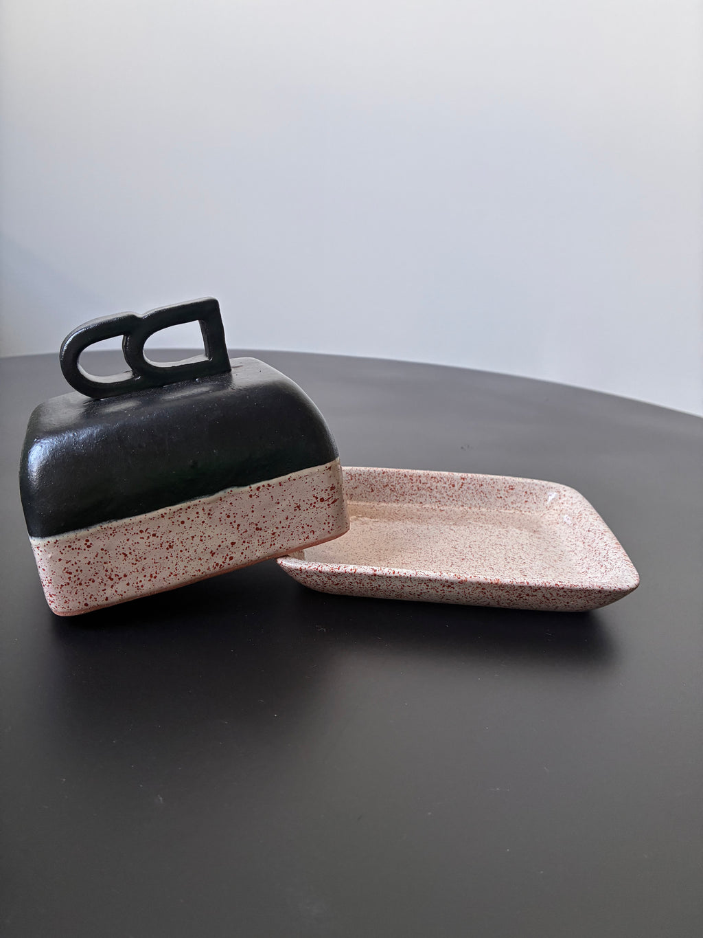 Terrazzo noir -  Beurrier design en céramique bicolore